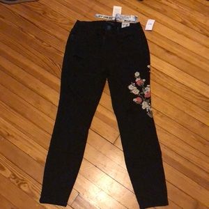 Black curvy jeans with flower embroidery